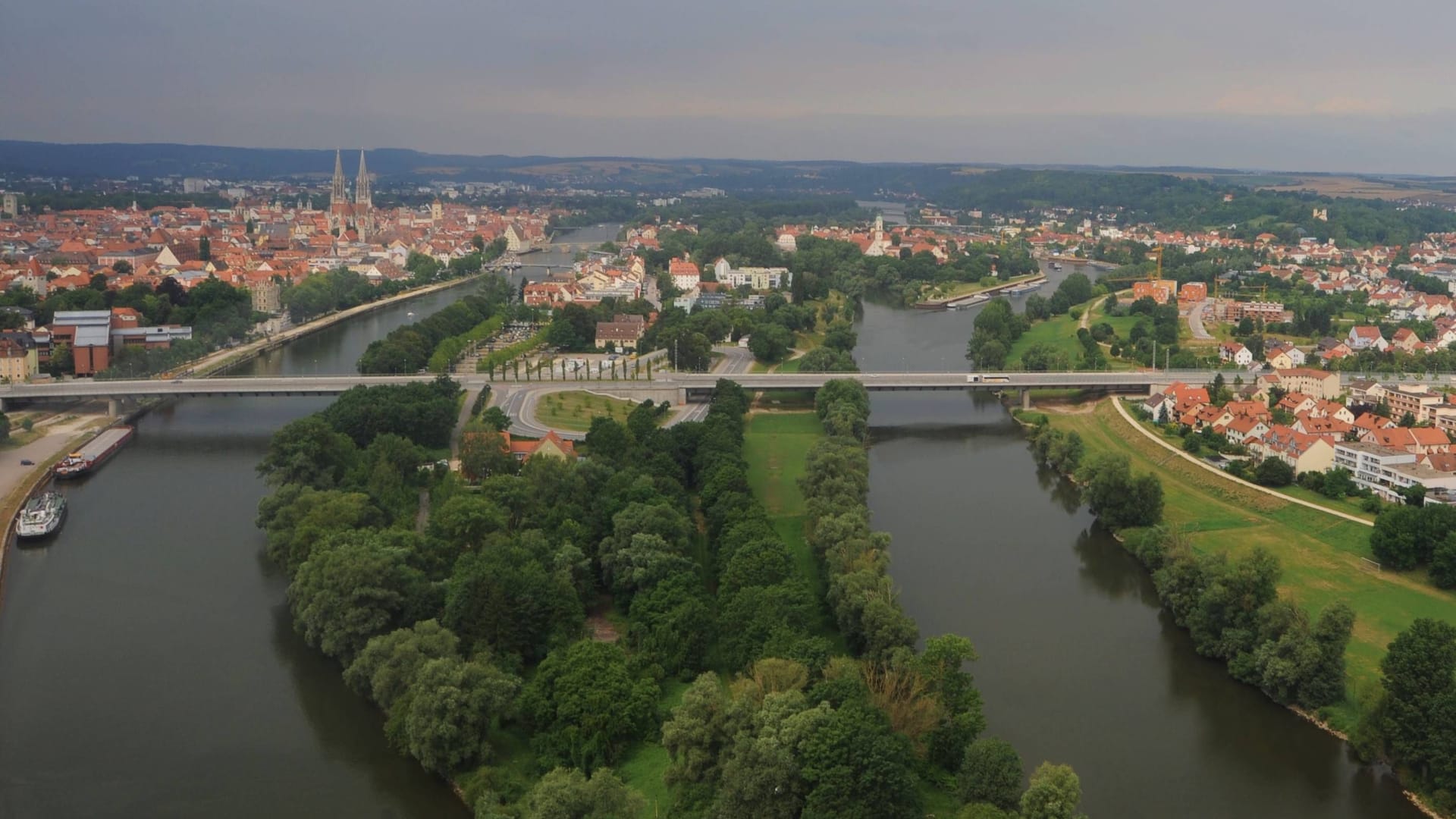 Die Nibelungenbrücke im Zentrum von Regensburg (Archivbild): Sie ist momentan gesperrt.