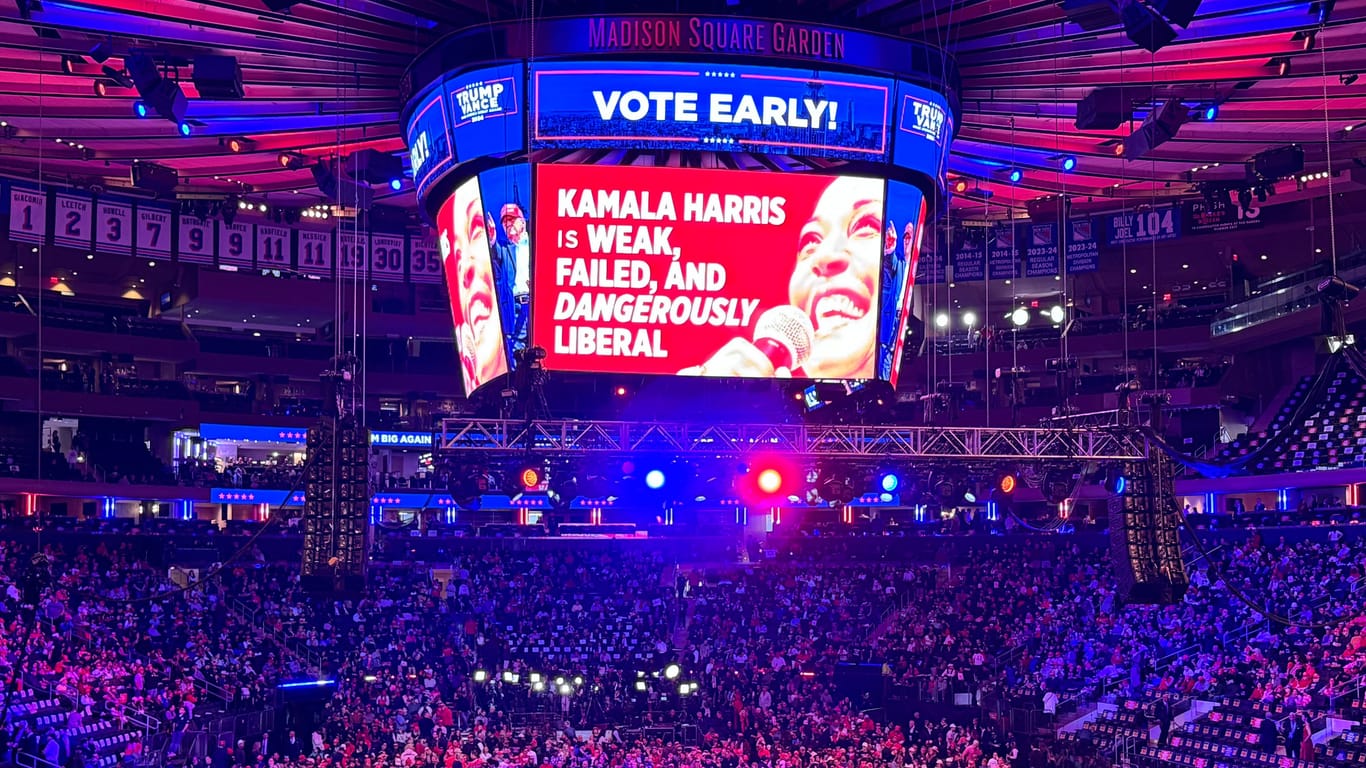 Trumps nächste Gegnerin: Kamala Harris auf den Video-Bildschirmen im Madison Square Garden.