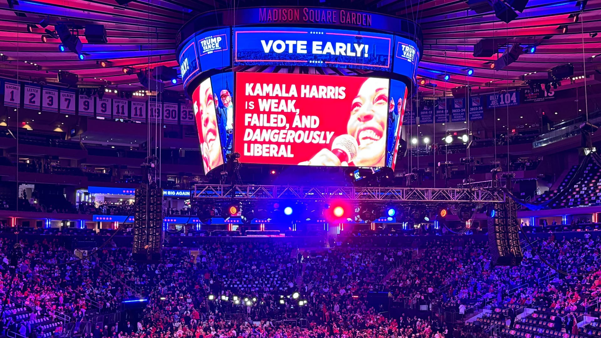 Trumps nächste Gegnerin: Kamala Harris auf den Video-Bildschirmen im Madison Square Garden.