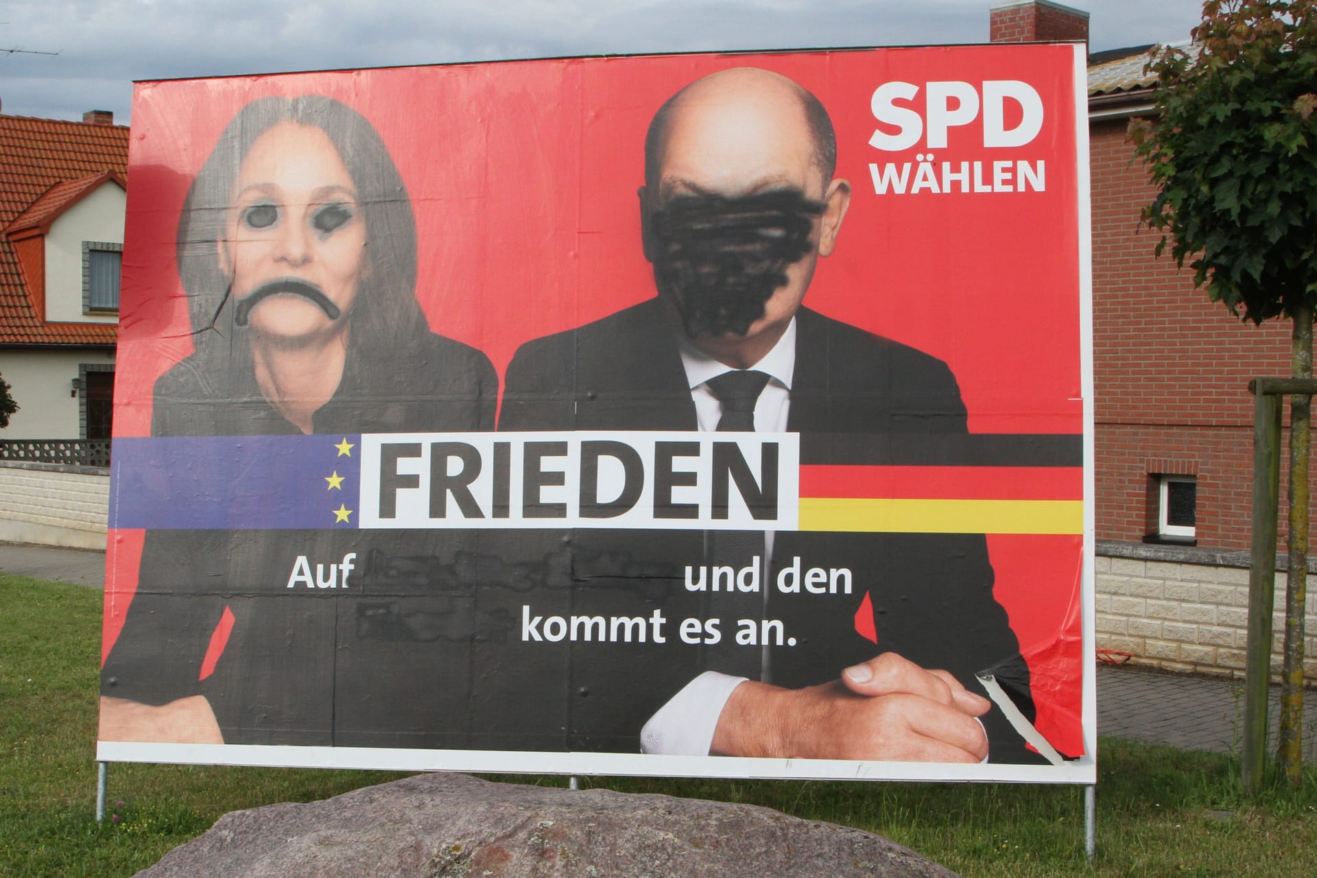 Beschädigtes Wahlplakat in Neukalen im Landkreis Mecklenburgische Seenplatte (Archivbild).