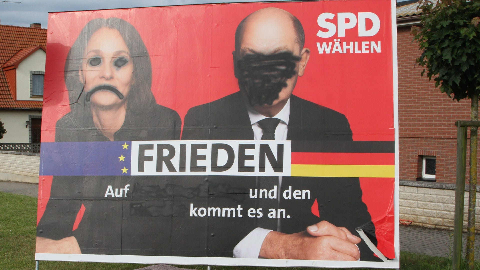 Beschädigtes Wahlplakat in Neukalen im Landkreis Mecklenburgische Seenplatte (Archivbild).