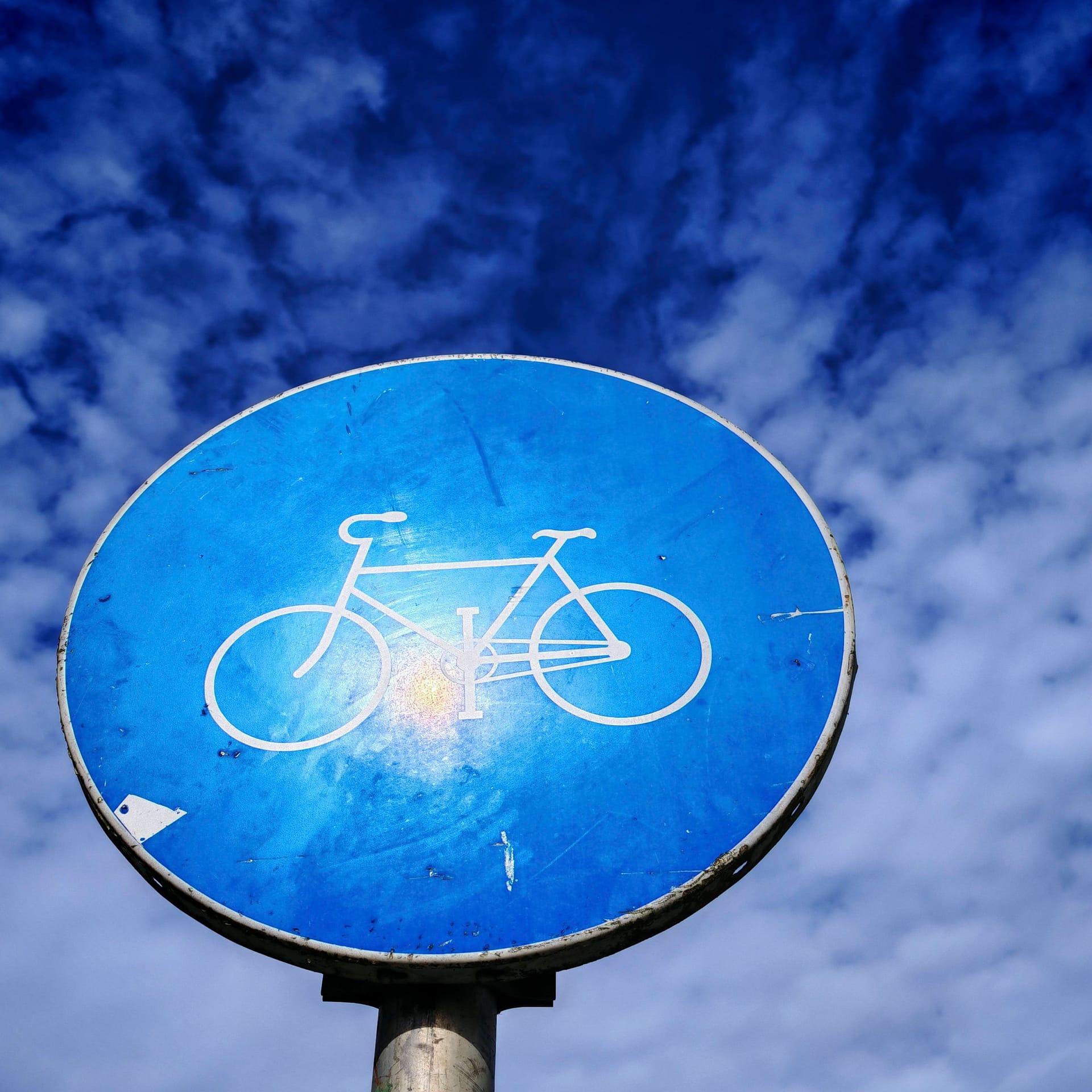 Zeichen für Radweg (Symbolbild): In Braunschweig gibt es einige Radwege, die für Gefahren sorgen.