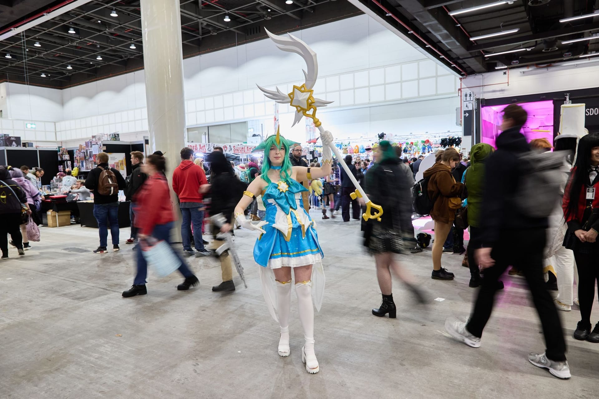 Besucherin Jasmin ist als Star Guardian Soraka (aus League of Legends) in die Messehallen gekommen.