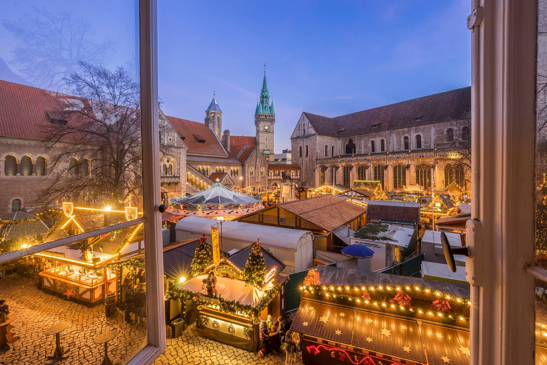 Der Braunschweiger Weihnachtsmarkt bei Nacht (Archivbild): Hier sind ab Ende November wieder viele Stände aufgebaut.