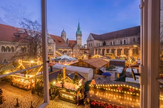 Der Braunschweiger Weihnachtsmarkt bei Nacht (Archivbild): Hier sind ab Ende November wieder viele Stände aufgebaut.