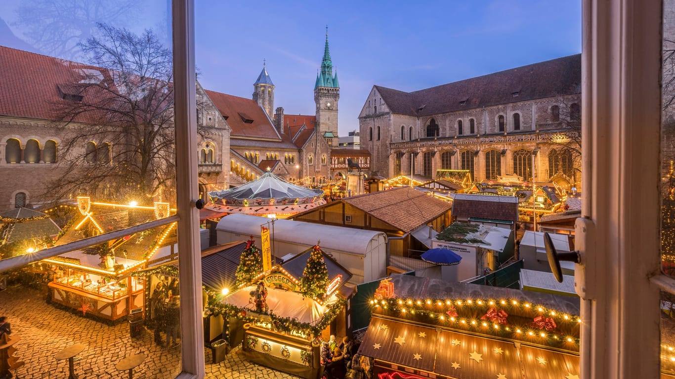 Der Braunschweiger Weihnachtsmarkt bei Nacht (Archivbild): Hier sind ab Ende November wieder viele Stände aufgebaut.