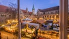 Der Braunschweiger Weihnachtsmarkt bei Nacht (Archivbild): Hier sind ab Ende November wieder viele Stände aufgebaut.