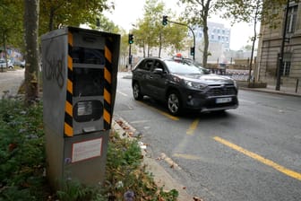 Ein Blitzer steht in einer Straße in Paris (Symbolbild).