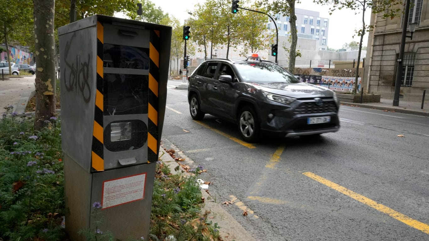 Ein Blitzer steht in einer Straße in Paris (Symbolbild).