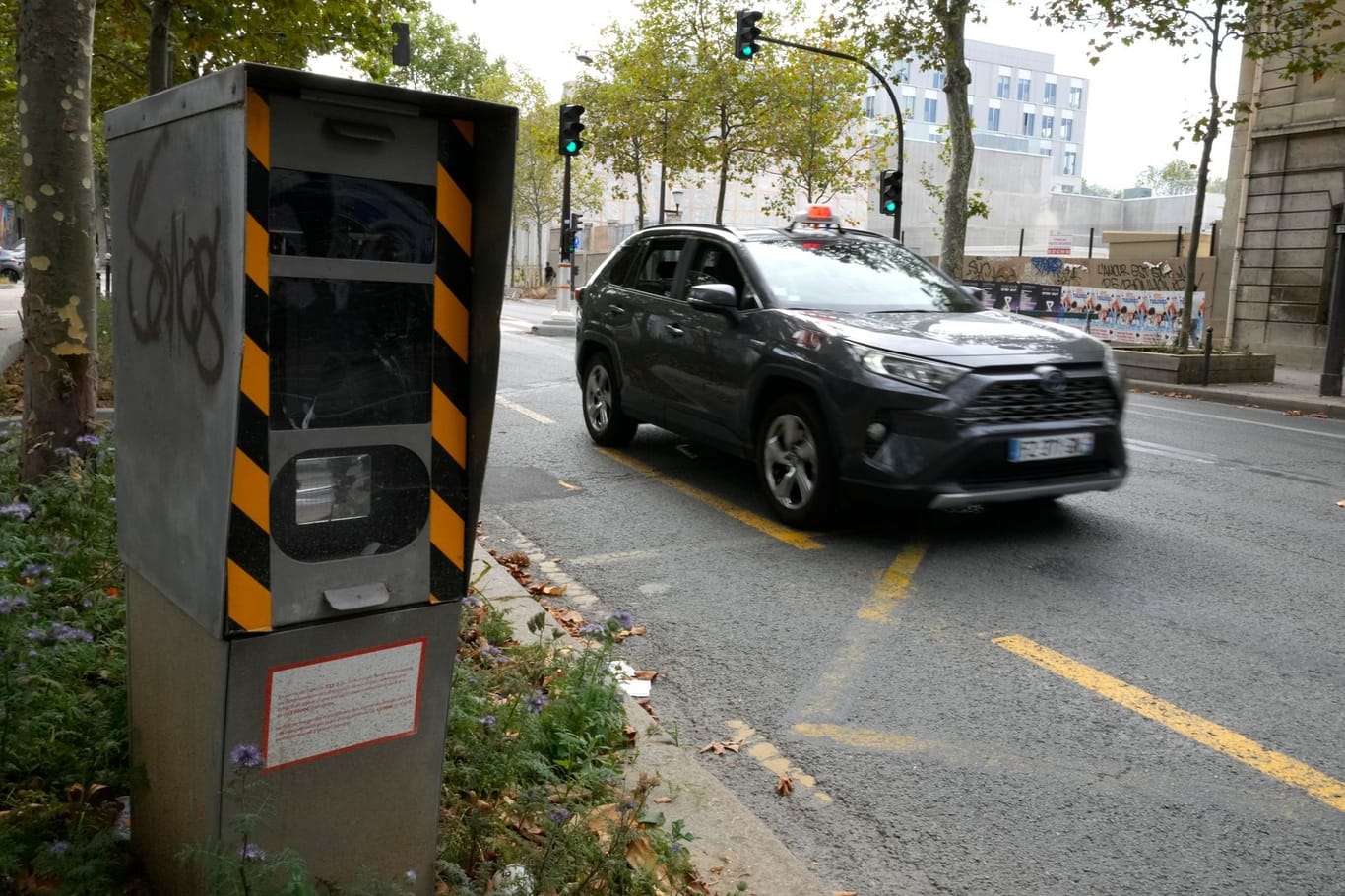 Ein Blitzer steht in einer Straße in Paris (Symbolbild).