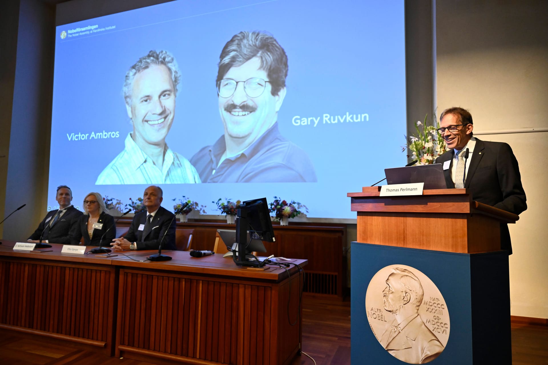 Die Verkündung der Nobelpreisträger am Karolinska Institute in Stockholm: Die Sieger in diesem Jahr sind Victor Ambros und Gary Ruvkun.