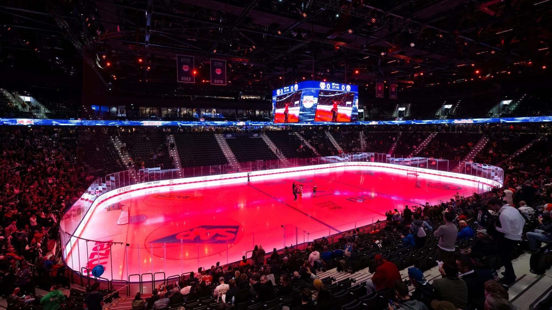 SAP Garden: So sieht die neue Multifunktionshalle, in der ab sofort sowohl das Eishockeyteam des EHC Red Bull München als auch die Basketballer des FC Bayern spielen, von innen aus.