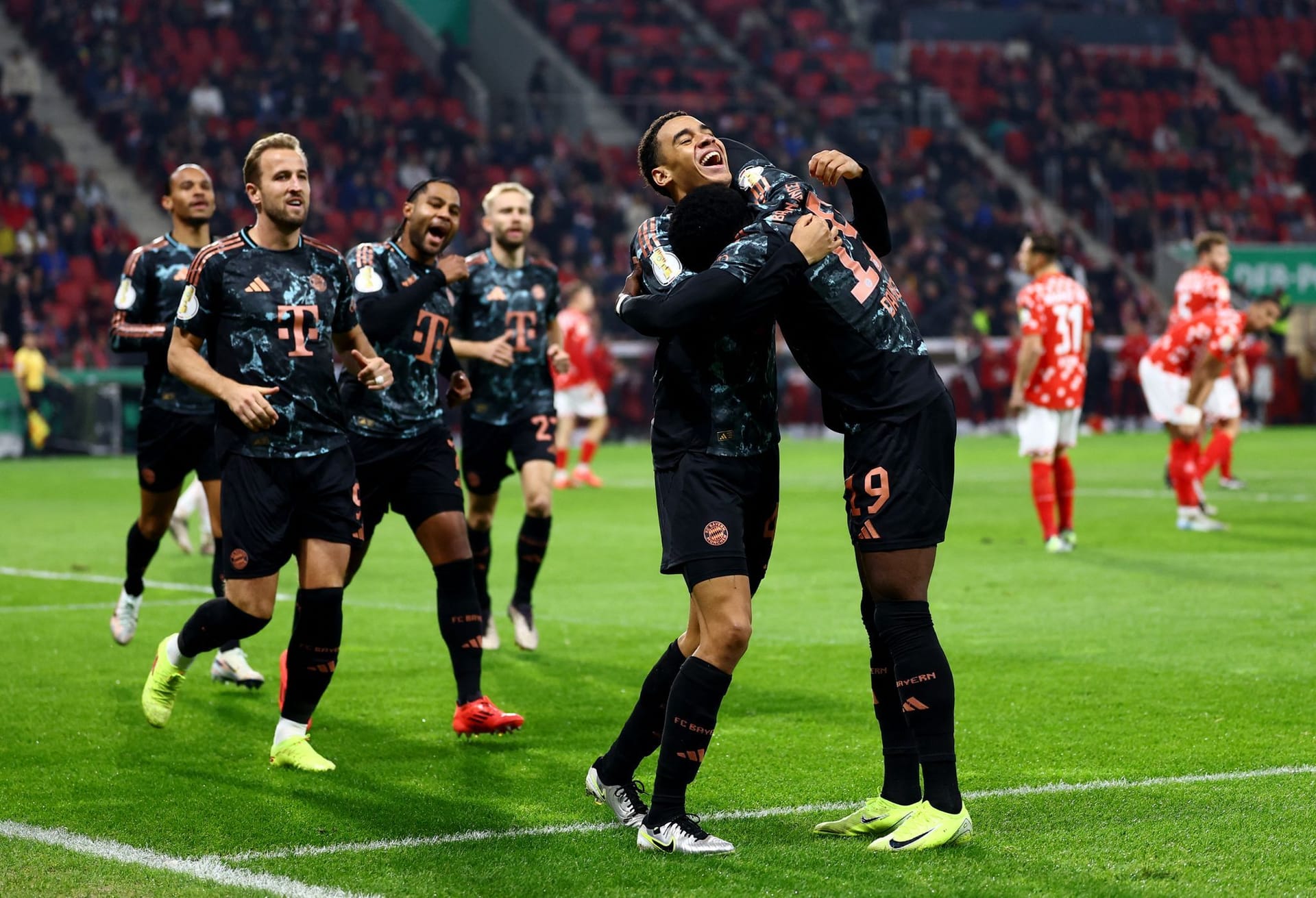 Der FC Bayern gewinnt mit 4:0 in Mainz und zieht somit souverän ins Achtelfinale des DFB-Pokals ein. Jamal Musiala präsentierte sich dabei in absoluter Topform und machte den Unterschied. Aber auch ein anderer Bayern-Star meldete sich mit einer ähnlich starken Leistung eindrucksvoll zurück. Die Einzelkritik