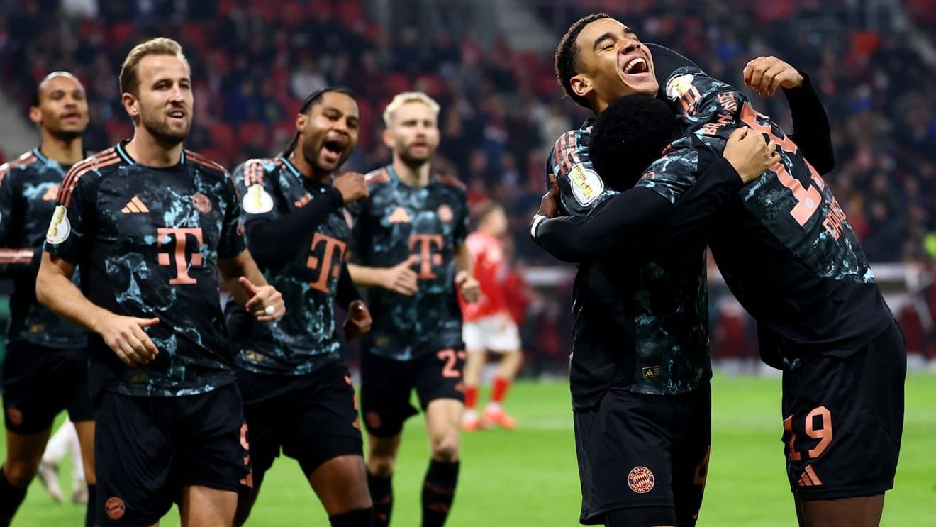 Der FC Bayern gewinnt mit 4:0 in Mainz und zieht somit souverän ins Achtelfinale des DFB-Pokals ein. Jamal Musiala präsentierte sich dabei in absoluter Topform und machte den Unterschied. Aber auch ein anderer Bayern-Star meldete sich mit einer ähnlich starken Leistung eindrucksvoll zurück. Die Einzelkritik