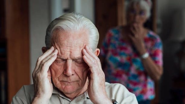 Menschen mit Demenz verlieren nach und nach ihre geistigen Fähigkeiten.