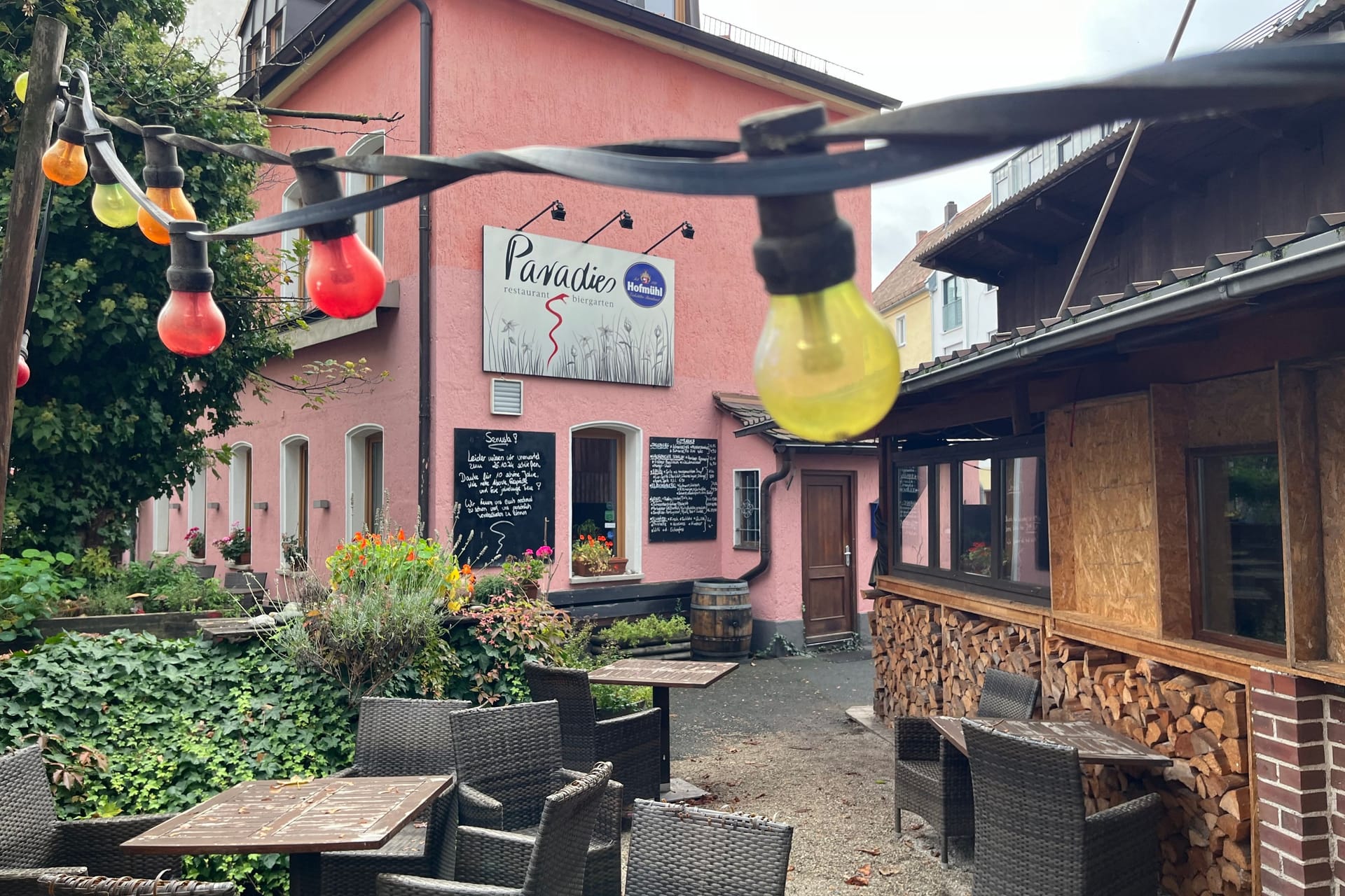 Das betroffene Restaurant in St. Johannis: Ein Schild im Biergarten weist schon daraufhin, dass bald Schluss ist.