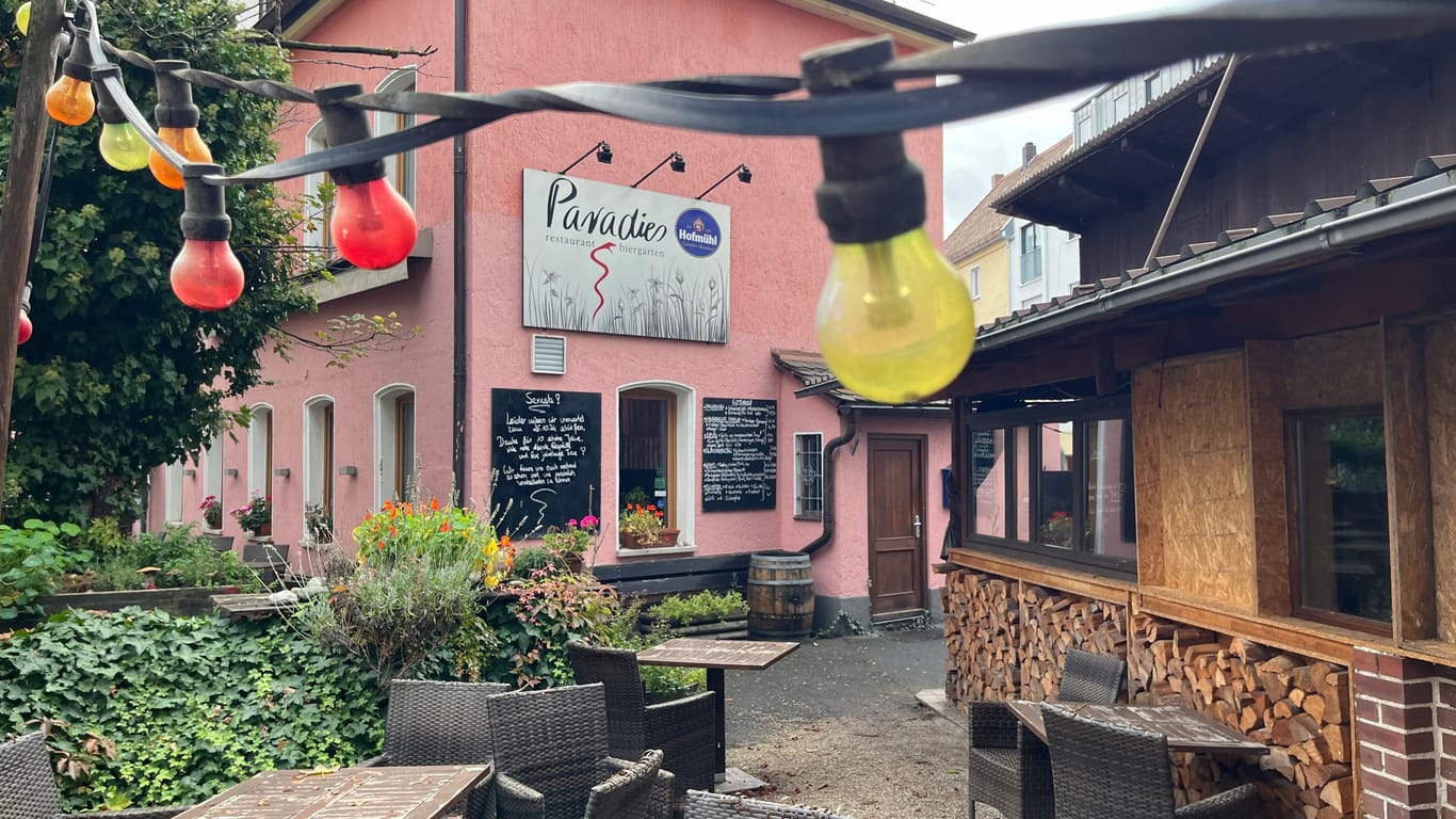 Das betroffene Restaurant in St. Johannis: Ein Schild im Biergarten weist schon daraufhin, dass bald Schluss ist.