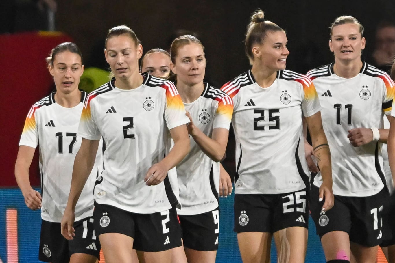 Deutschlands Spielerinnen nach dem Führungstor: Die DFB-Frauen mussten nach gutem Start eine Pleite hinnehmen.