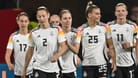 Deutschlands Spielerinnen nach dem Führungstor: Die DFB-Frauen mussten nach gutem Start eine Pleite hinnehmen.