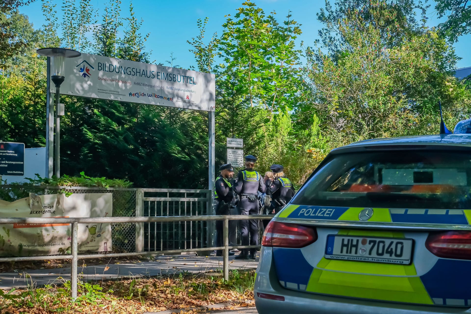 Einsatzkräfte der Polizei Hamburg vor der Schule in Niendorf: Der Junge konnte überwältigt werden.