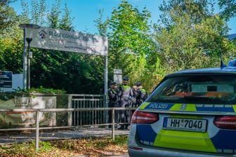 Einsatzkräfte der Polizei Hamburg vor der Schule in Niendorf: Der Junge konnte überwältigt werden.