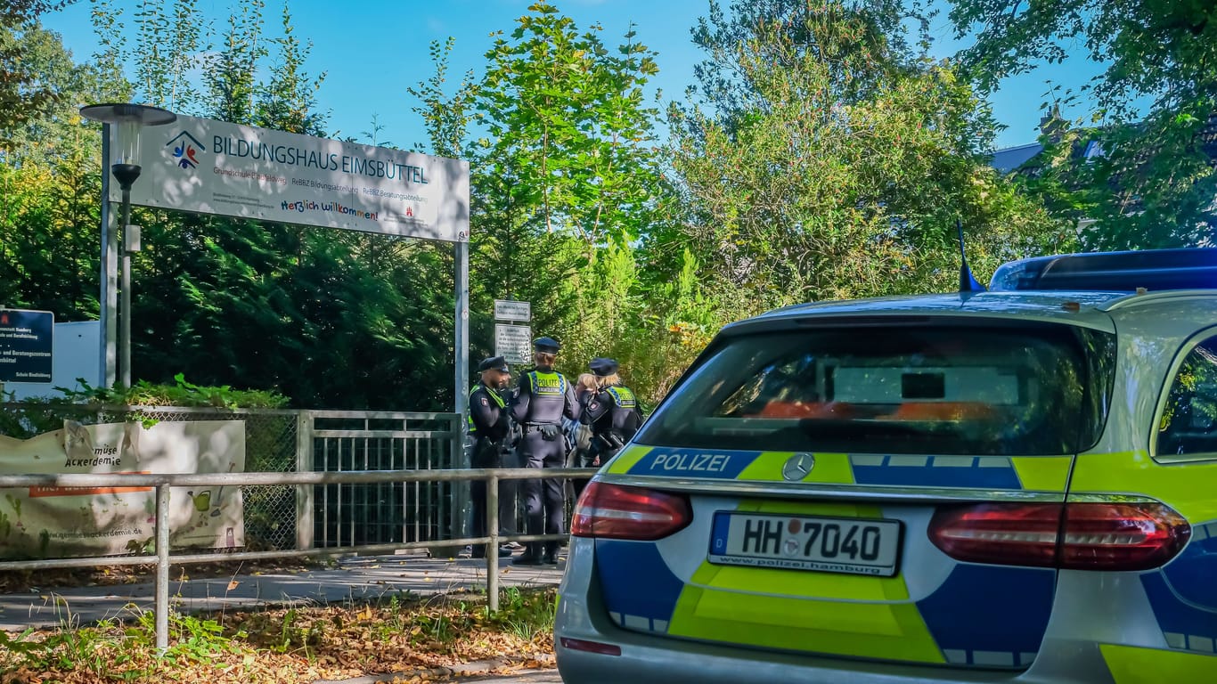 Einsatzkräfte der Polizei Hamburg vor der Schule in Niendorf: Der Junge konnte überwältigt werden.