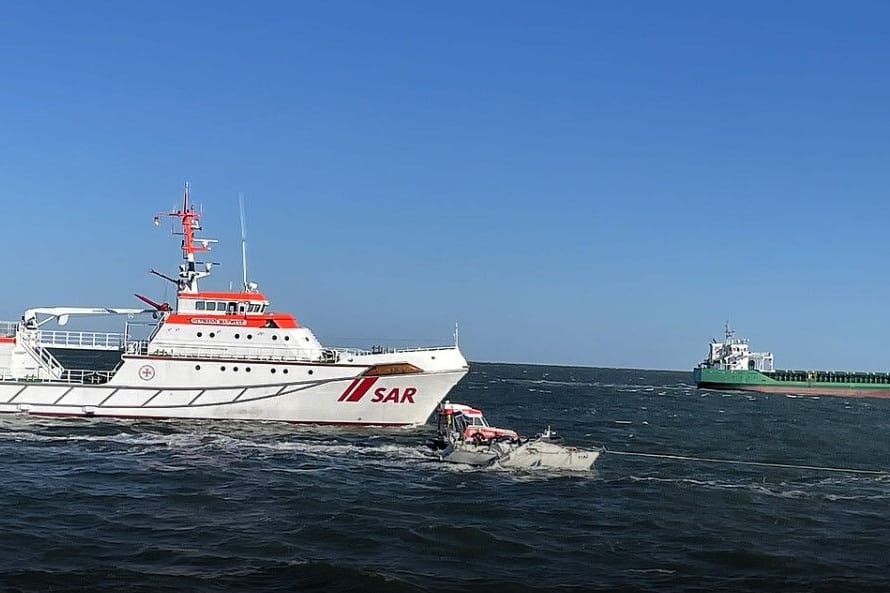 Einsatz der Seenotretter: Die schwer beschädigte Segelyacht nach Kollision mit einem Frachtschiff.