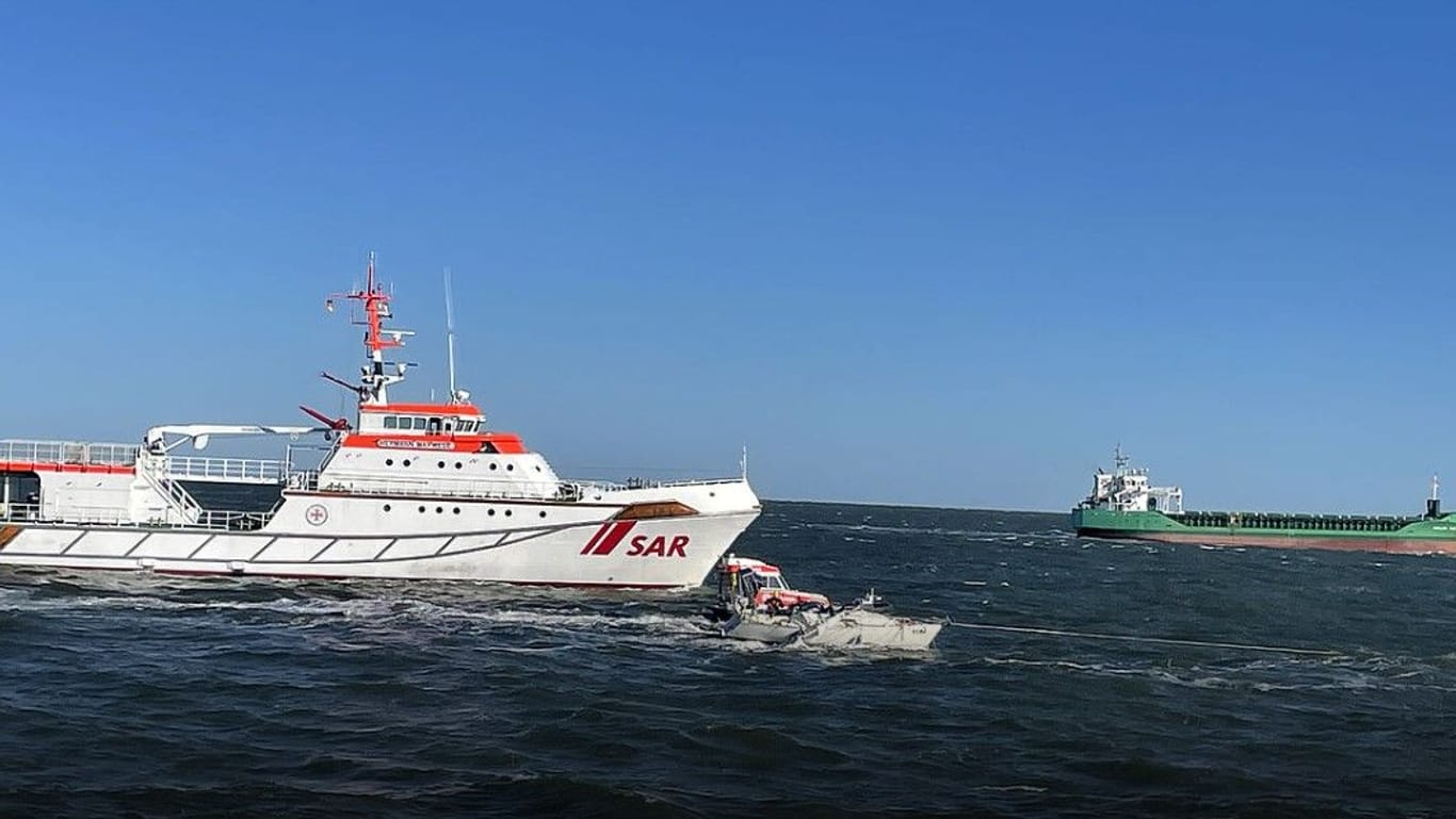 Einsatz der Seenotretter: Die schwer beschädigte Segelyacht nach Kollision mit einem Frachtschiff.