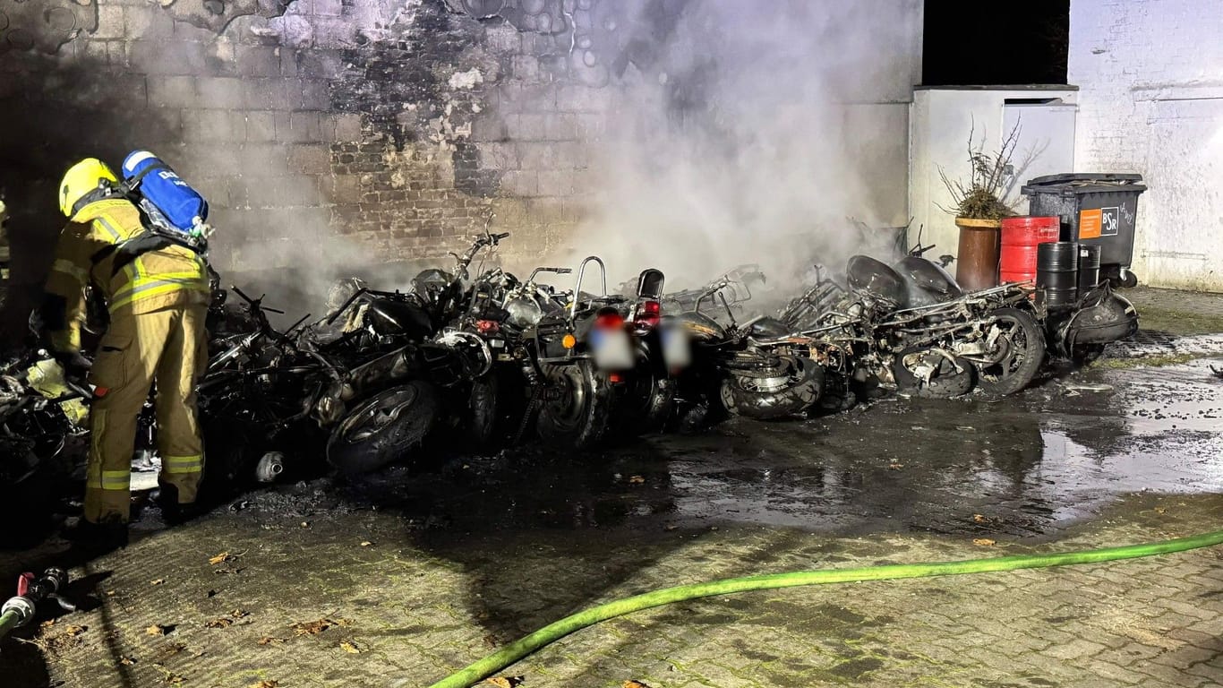 Die zerstörten Motorradräder: Die Polizei geht von Brandstiftung aus.