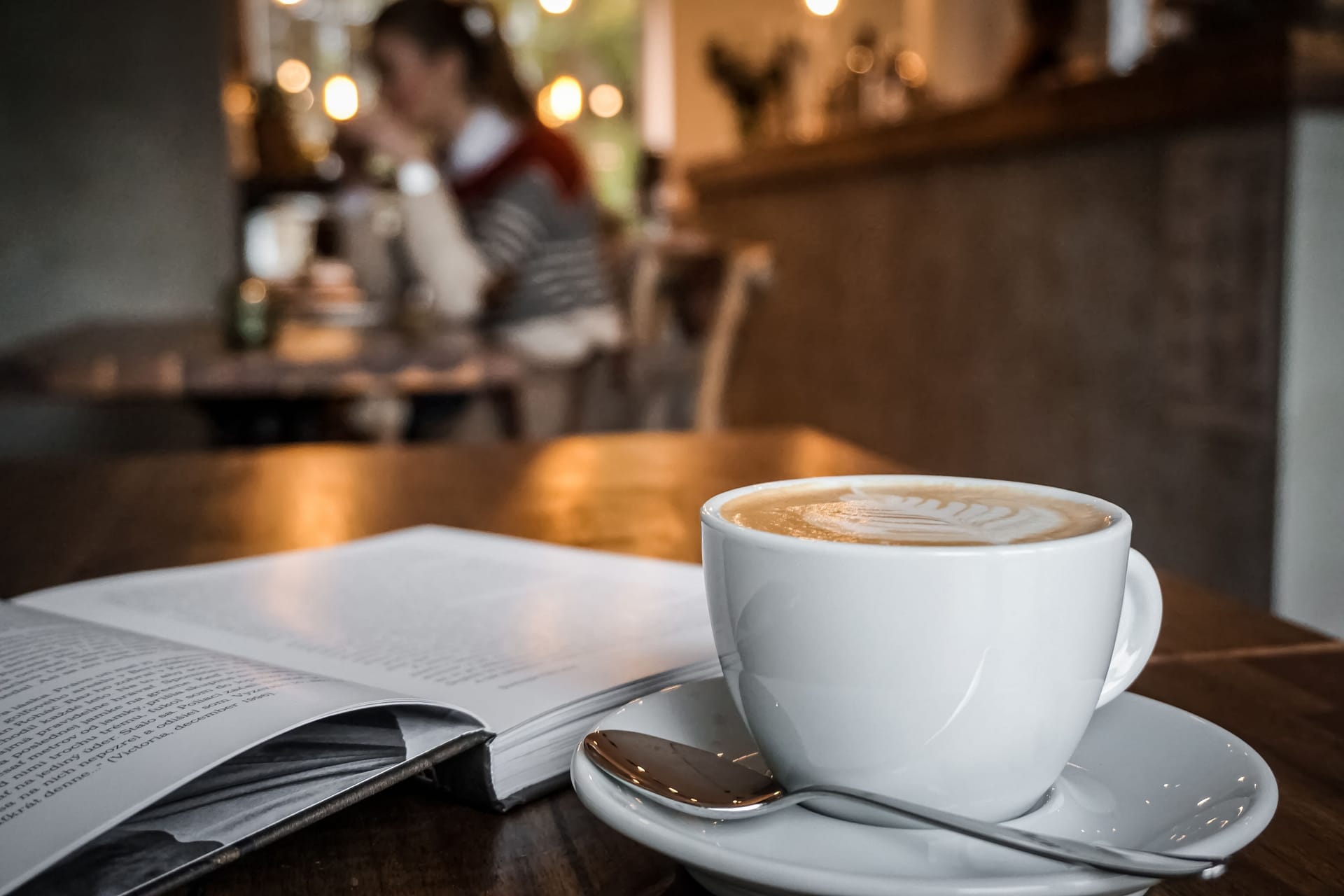 Eine Tasse Kaffee und ein Buch (Symbolbild): Das Café Funk-Eck kämpft um seine Zukunft.