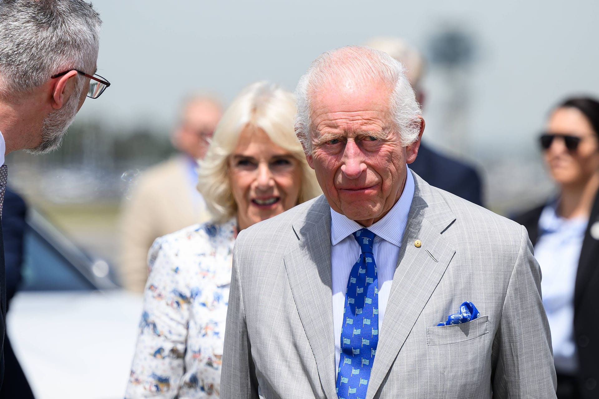 König Charles III.: Er war am Sonntag ohne Königin Camilla unterwegs.