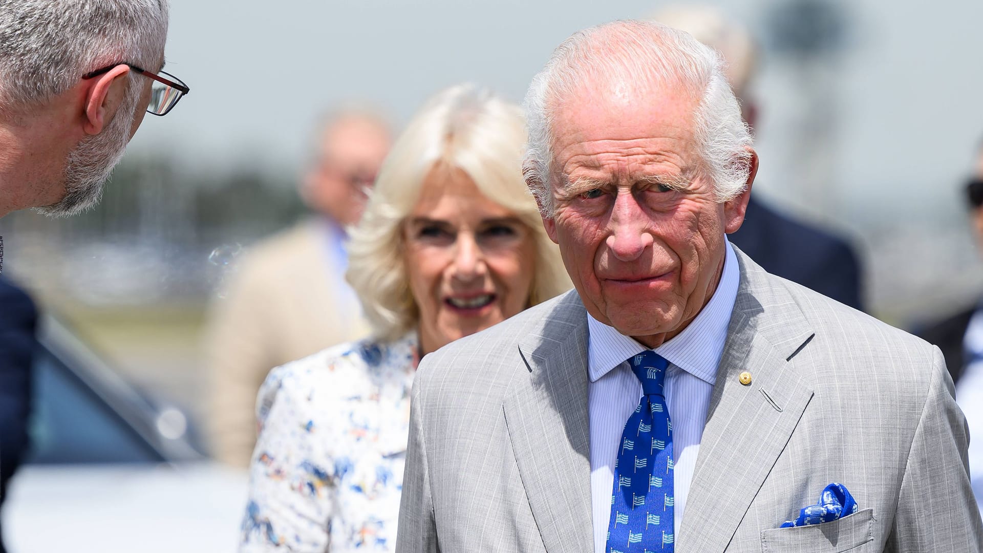 König Charles III.: Er war am Sonntag ohne Königin Camilla unterwegs.