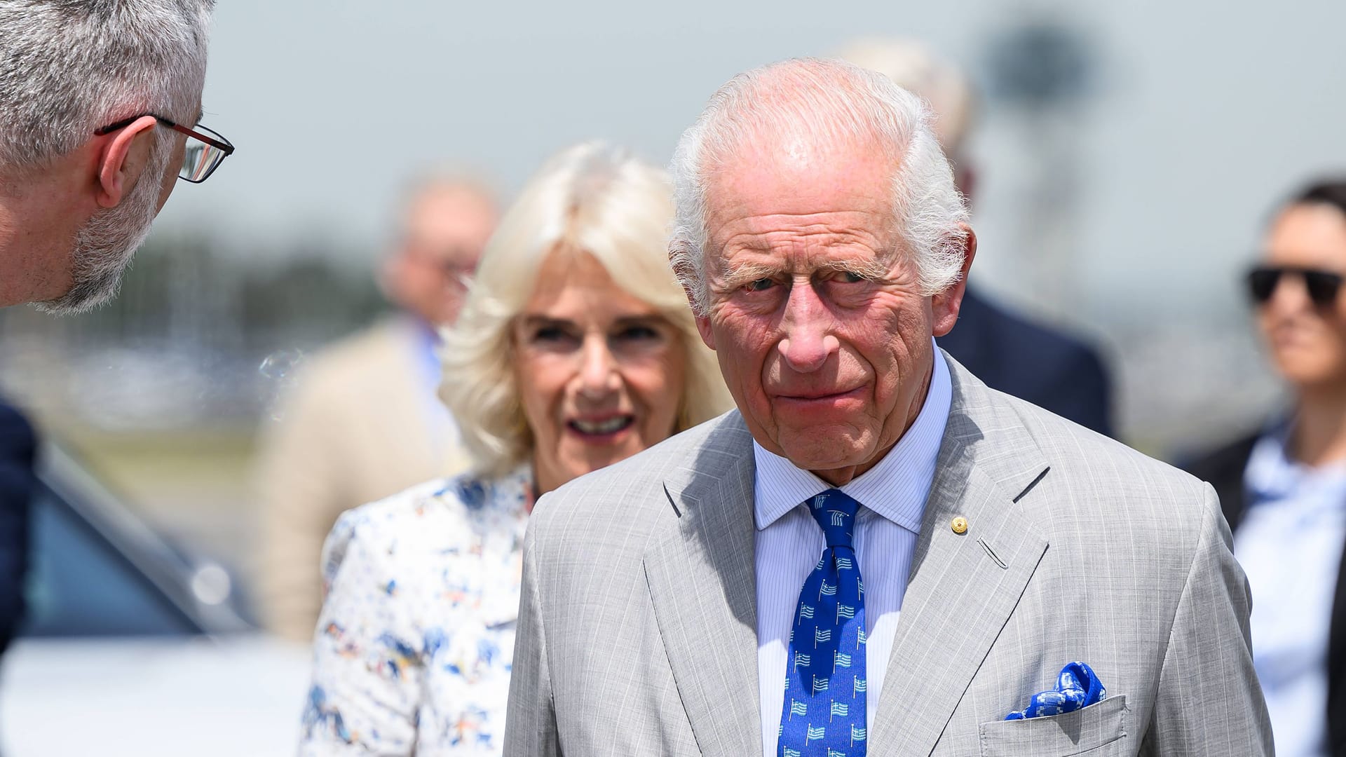 König Charles III.: Er war am Sonntag ohne Königin Camilla unterwegs.