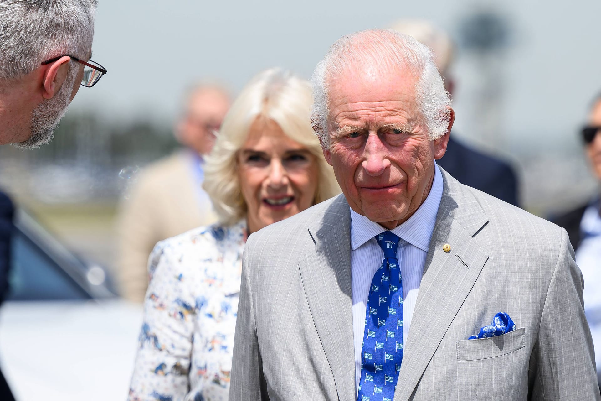 König Charles III.: Er war am Sonntag ohne Königin Camilla unterwegs.