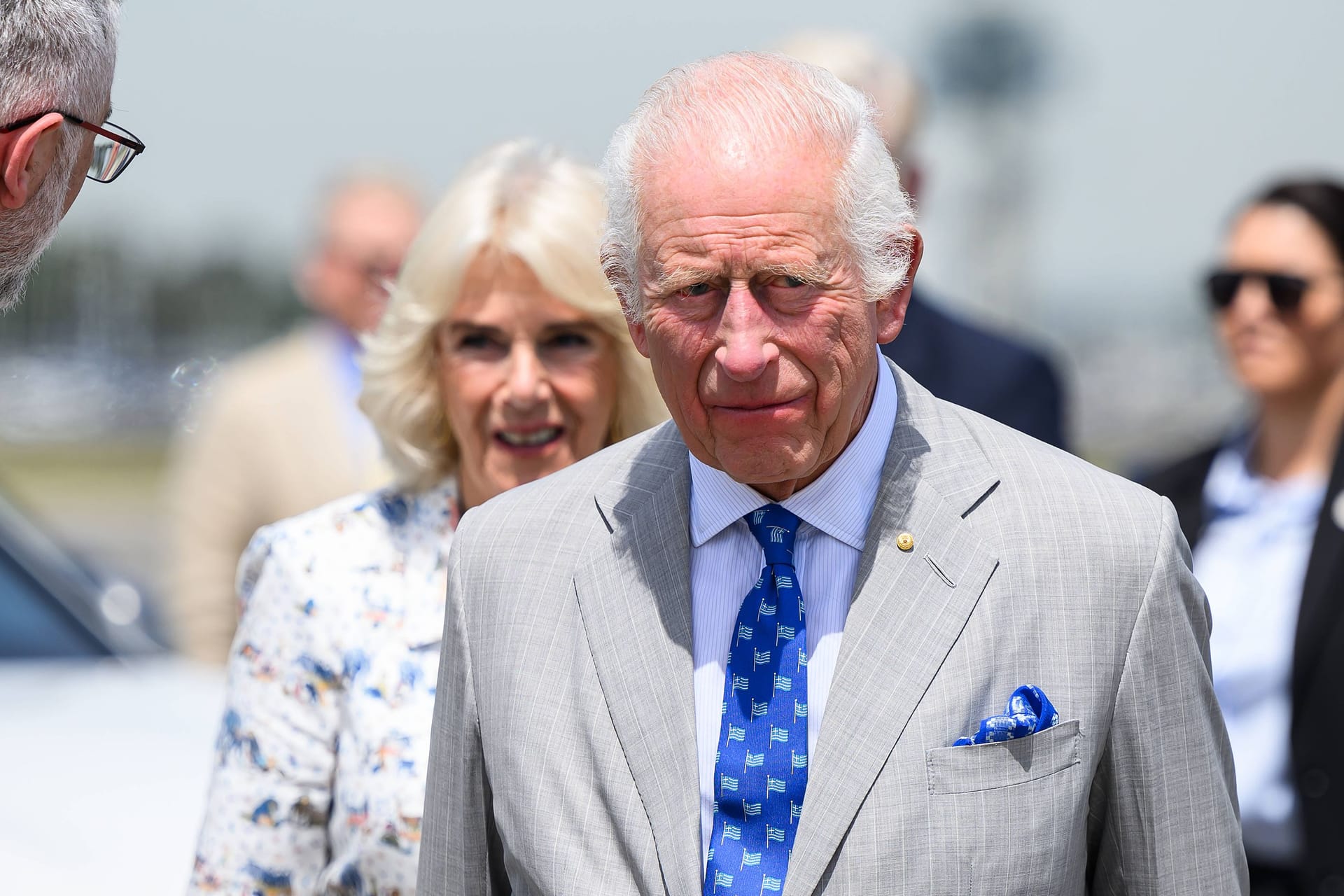 König Charles III.: Er war am Sonntag ohne Königin Camilla unterwegs.