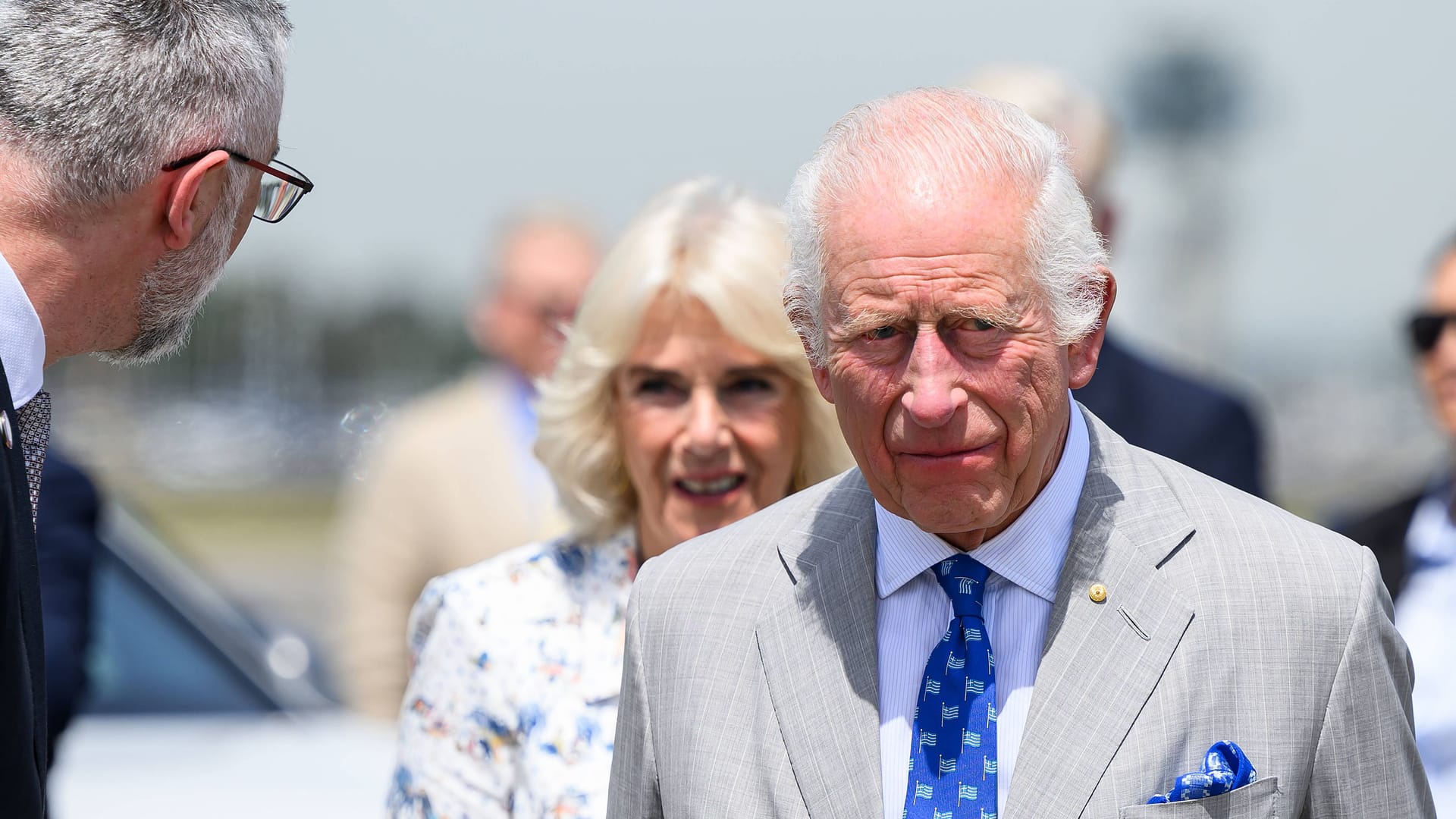 König Charles III.: Er war am Sonntag ohne Königin Camilla unterwegs.