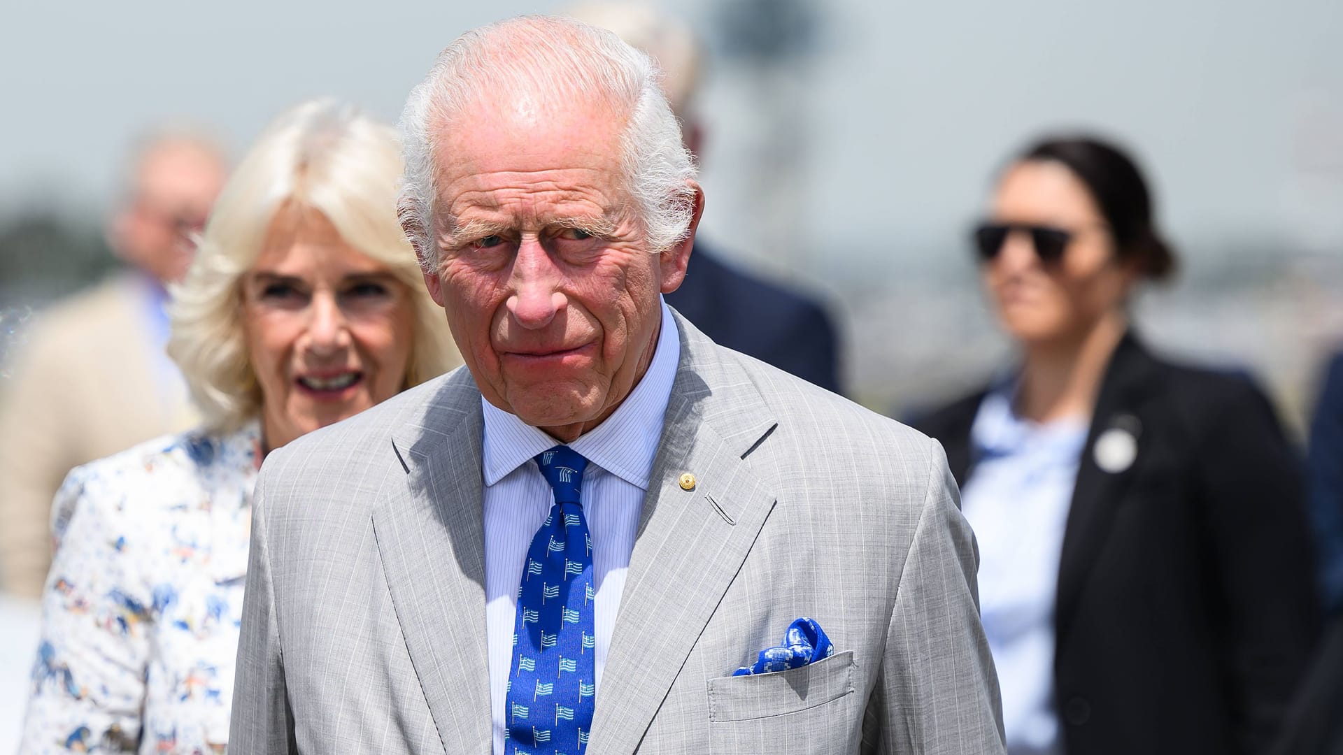 König Charles III.: Er war am Sonntag ohne Königin Camilla unterwegs.