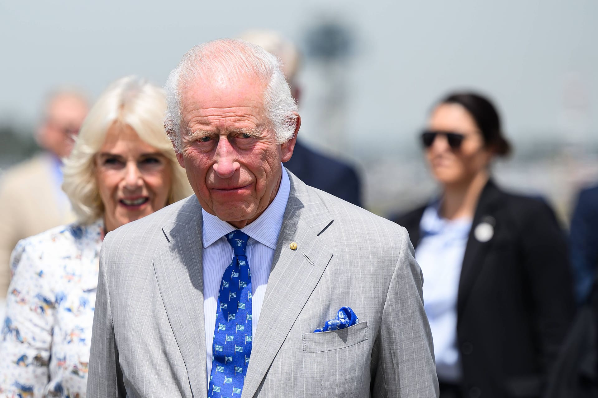 König Charles III.: Er war am Sonntag ohne Königin Camilla unterwegs.
