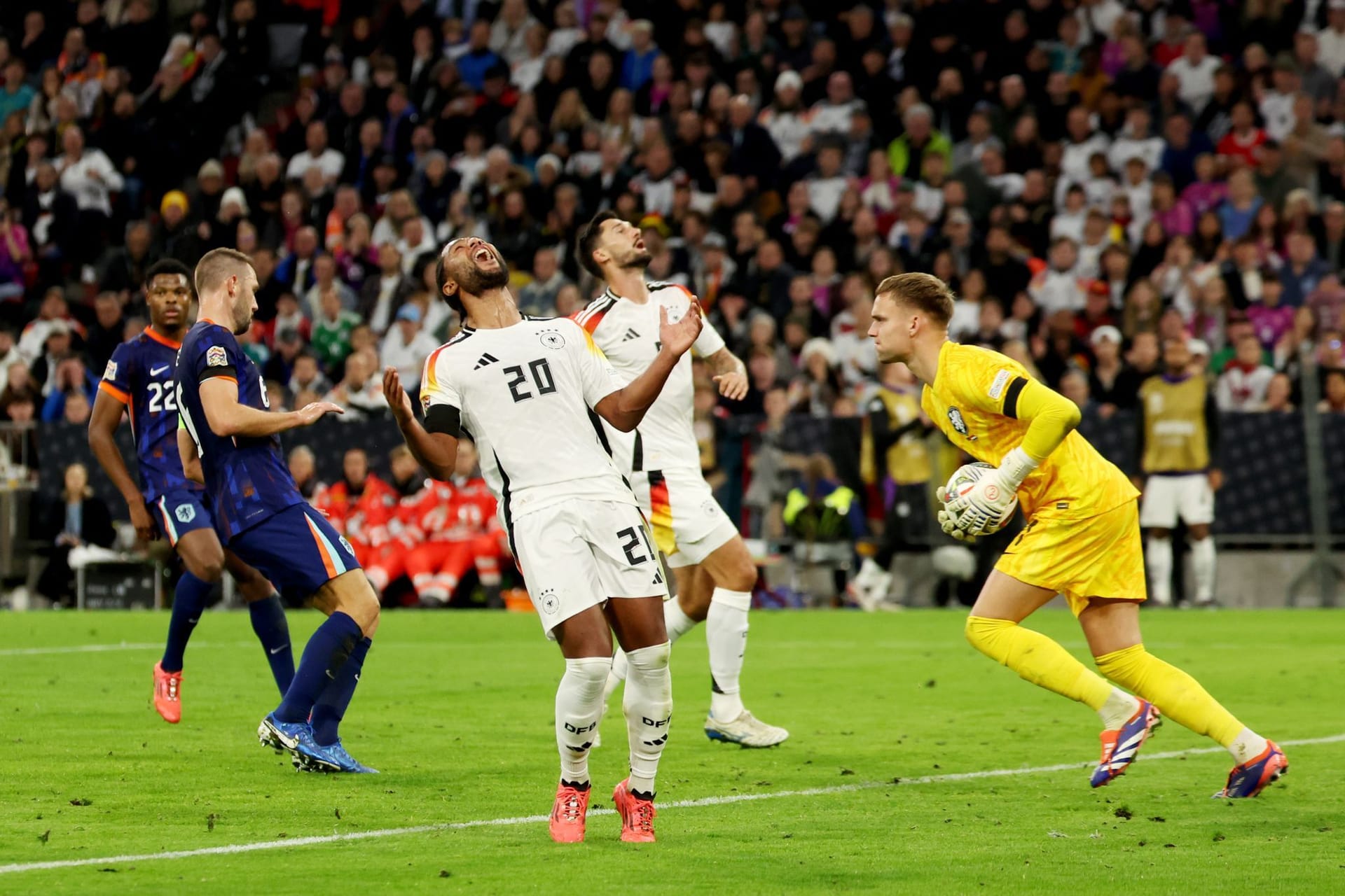 Serge Gnabry: Spitzelte den Ball gedankenschnell zu Leweling, stand davor aber wohl leicht im Abseits und verhinderte so den Blitzstart (2.). Legte später noch einmal perfekt auf Leweling zurück (28.). Behauptete den Ball technisch stark am Mittelkreis (36.). Immer wieder mit Balleroberungen beim Pressing (41.). Nach der Pause nicht mehr ganz so auffällig. Note 2