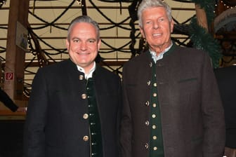 Christian Scharpf (l.) und Dieter Reiter auf der Oidn Wiesn (Archivbild): Als Wirtschaftsreferent übernimmt der 53-Jährige zugleich auch das Amt als Wiesnchef.