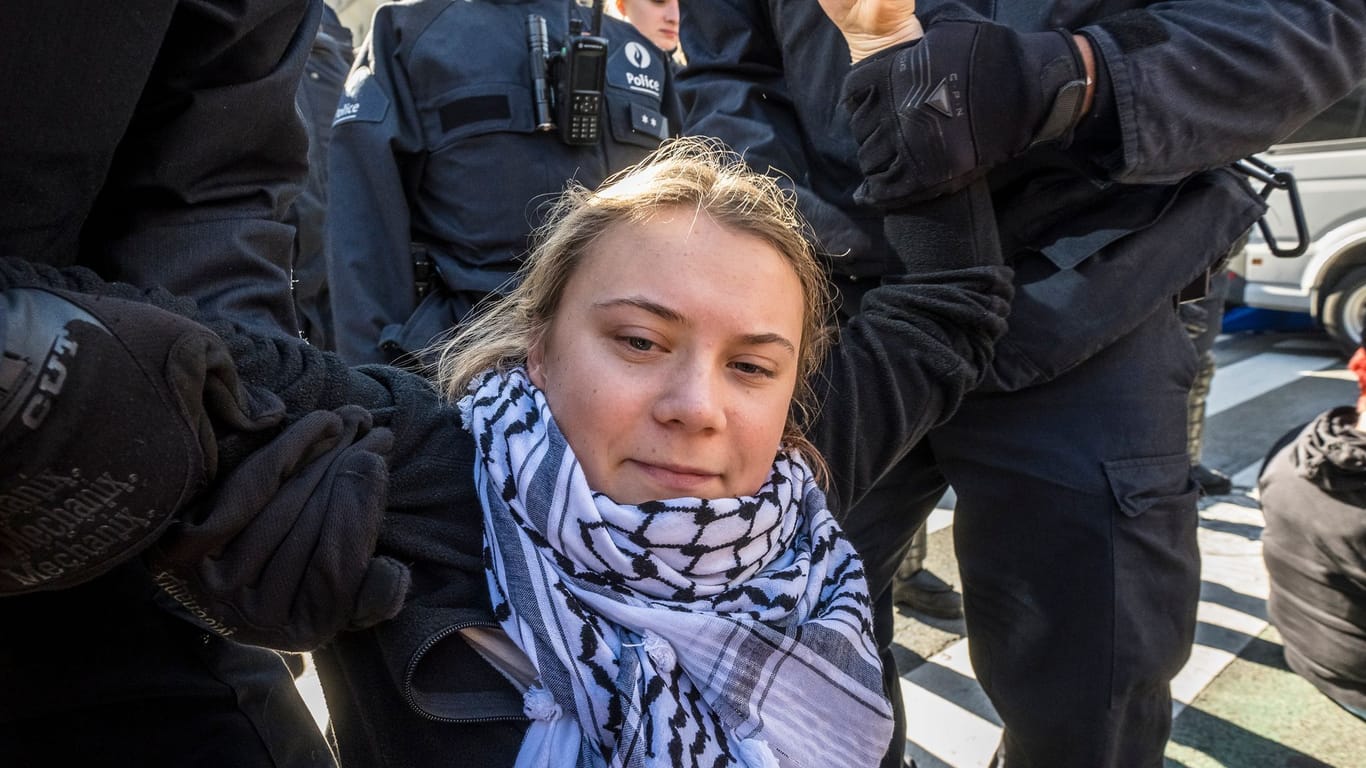 Greta Thunberg wird in Brüssel von Polizisten abgeführt: Die Klimaaktivistin wurde bei Demonstration in Brüssel festgenommen.,