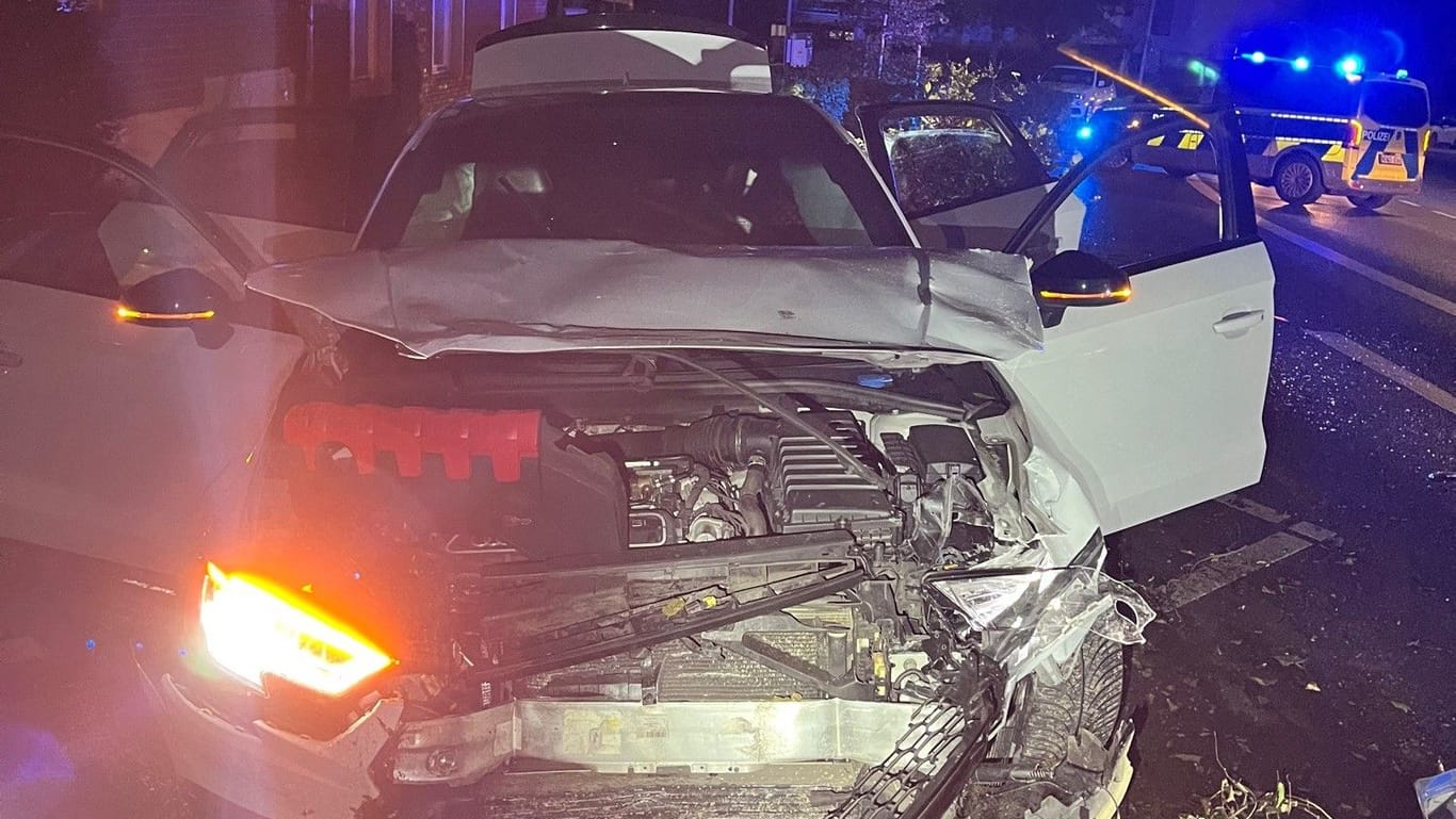 Den weißen Audi RS3, das Unfallfahrzeug ließen die drei Insassen zurück.