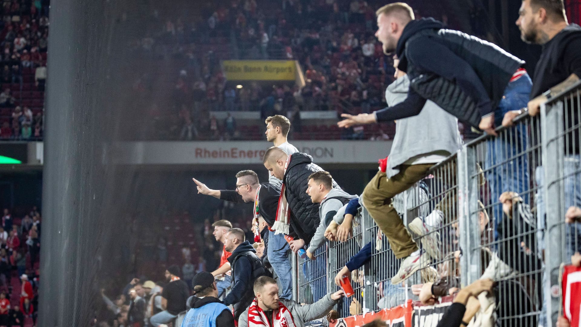 Fans auf den Barrikaden: Die Niederlage gegen Paderborn verärgerte die Kölner Anhänger.