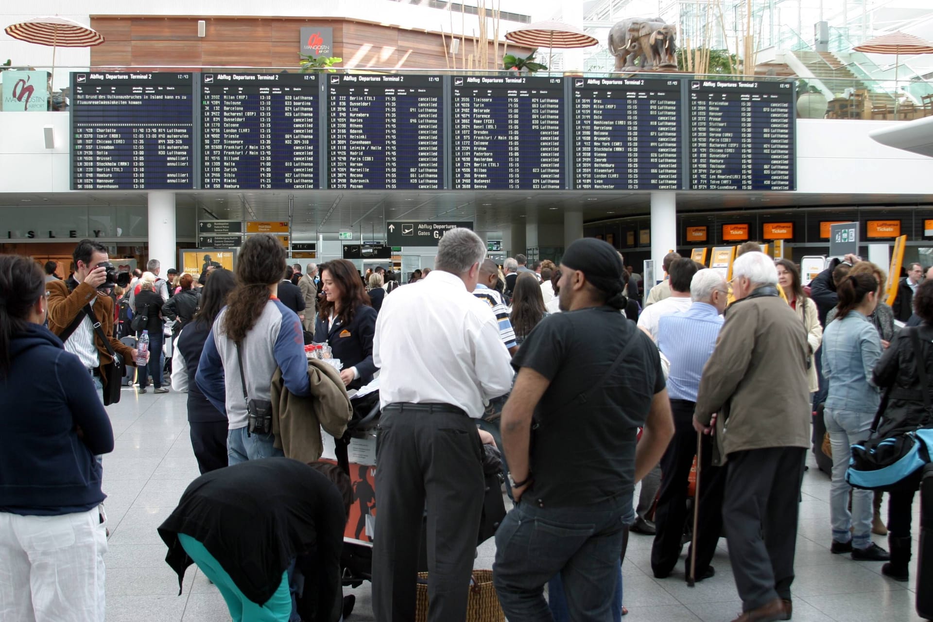 Lange Schlangen im Check-In Bereich am Flughafen München – am Feiertag des 3. Oktober brauchten Reisende viel Geduld (Archivbild).