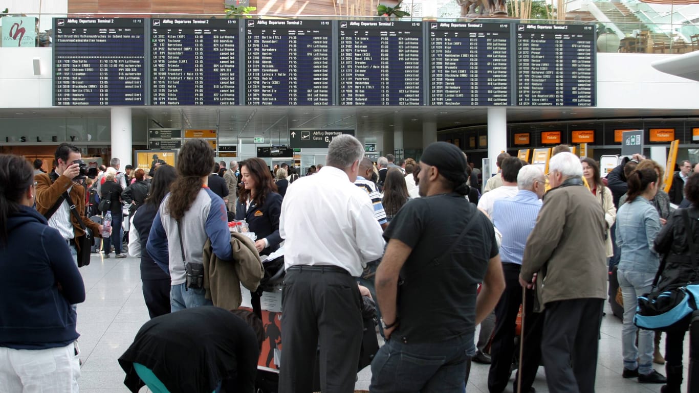 Lange Schlangen mit Reisewilligen (Archivbild): Im Sommer flogen die meisten Passagiere vom Münchner Flughafen.