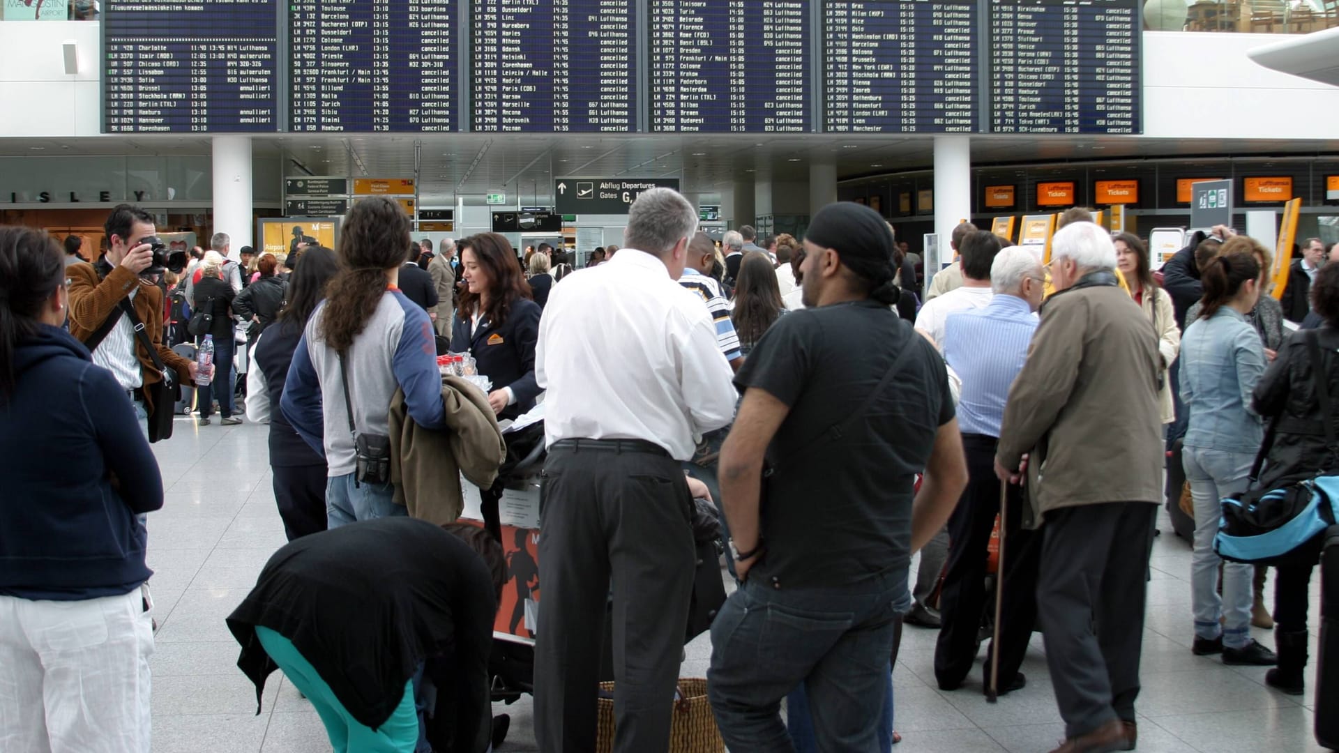 Lange Schlangen im Check-In Bereich am Flughafen München – am Feiertag des 3. Oktober brauchten Reisende viel Geduld (Archivbild).