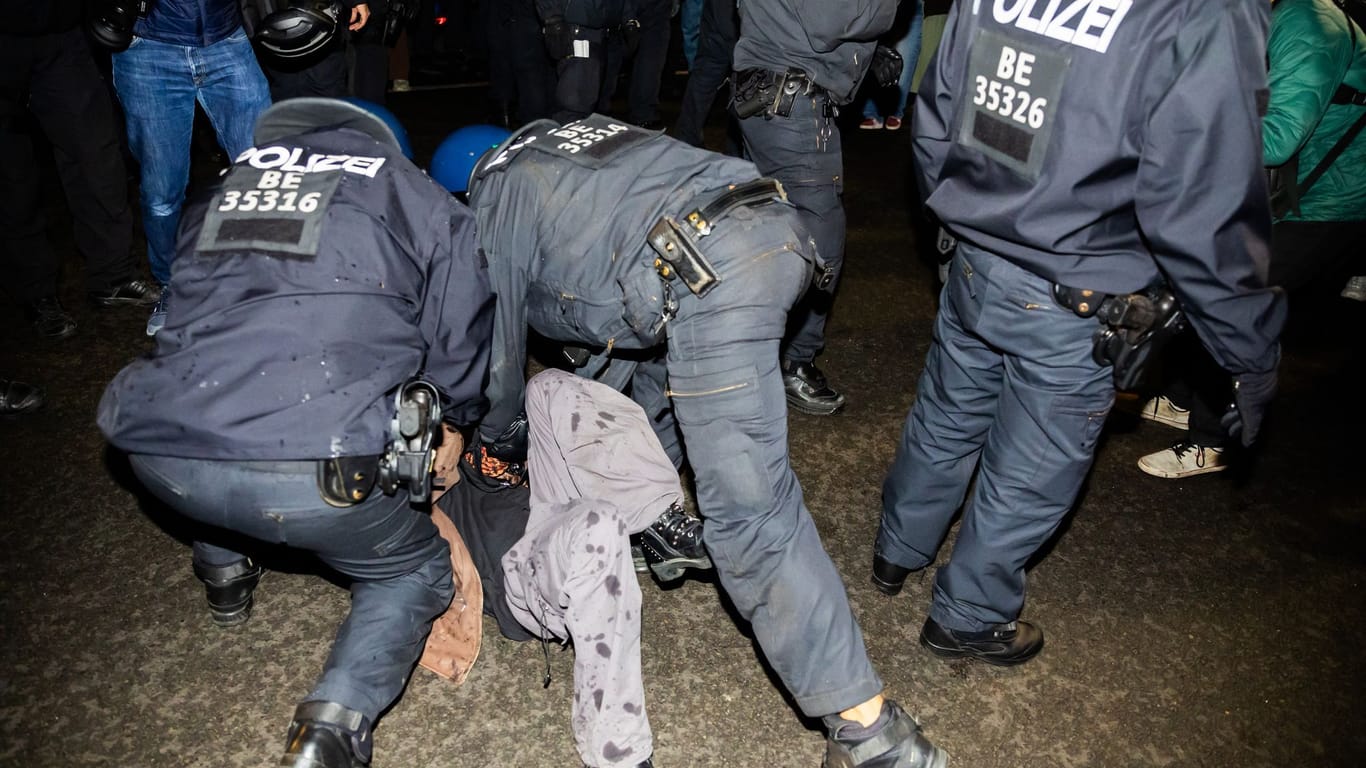 Berlin: Polizisten nehmen auf einer Pro-Palästina-Demo eine Person in Gewahrsam.