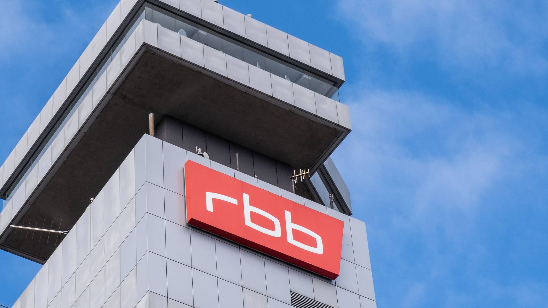 Logo auf dem Dach des RBB-Fernsehzentrums in Berlin (Archivbild): Die Streikenden haben das Vertrauen in den RBB verloren.