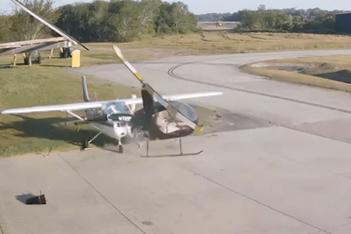 Ein Hubschrauber schleuderte über einen Flugplatz.