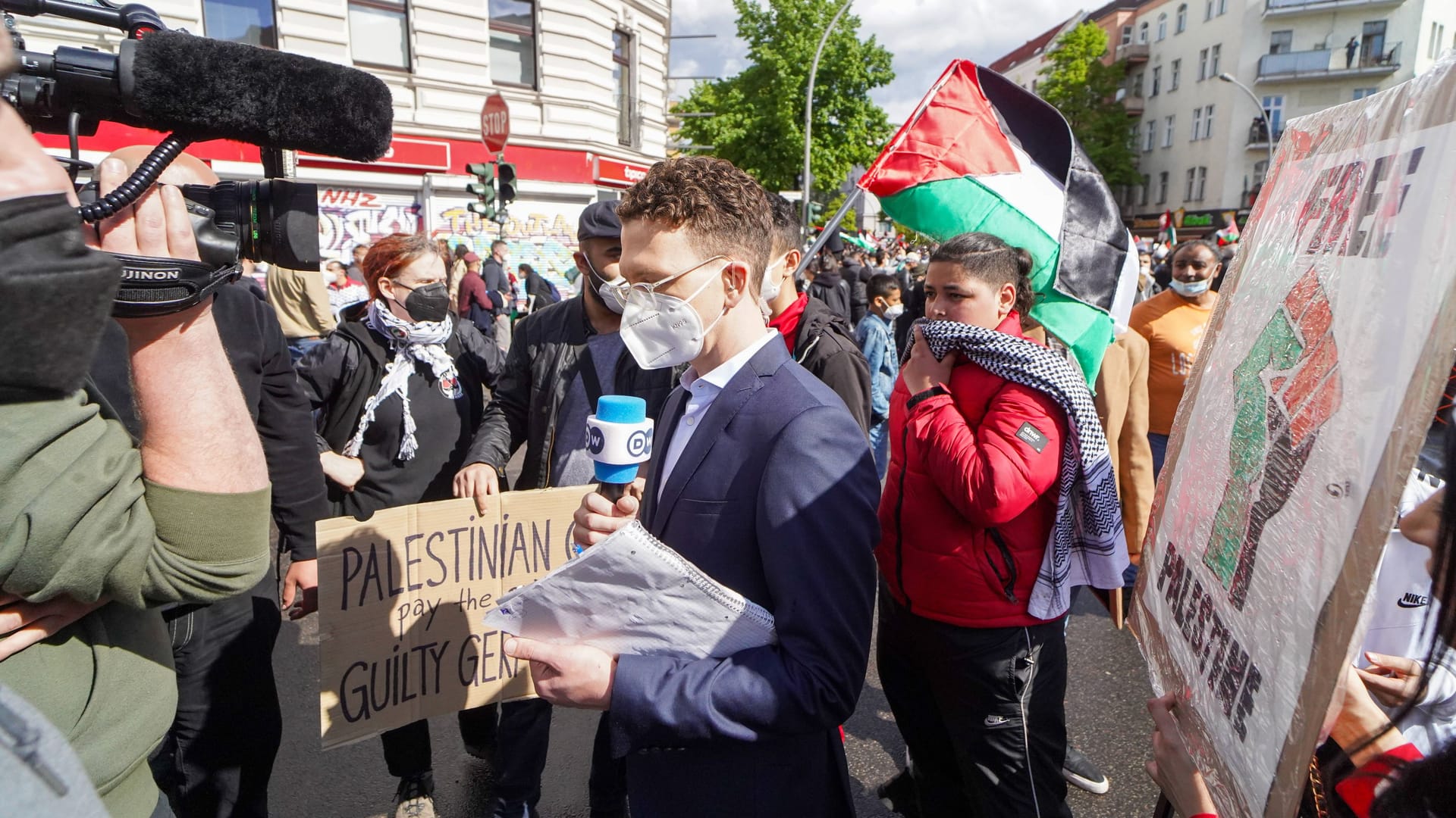 15.05.2021,Berlin,Deutschland,GER,pro-palästinensische Demo startend vom Hermannplatz.Ein TV-Team von der Deutschen Welle DW wird vor Ort behindert.